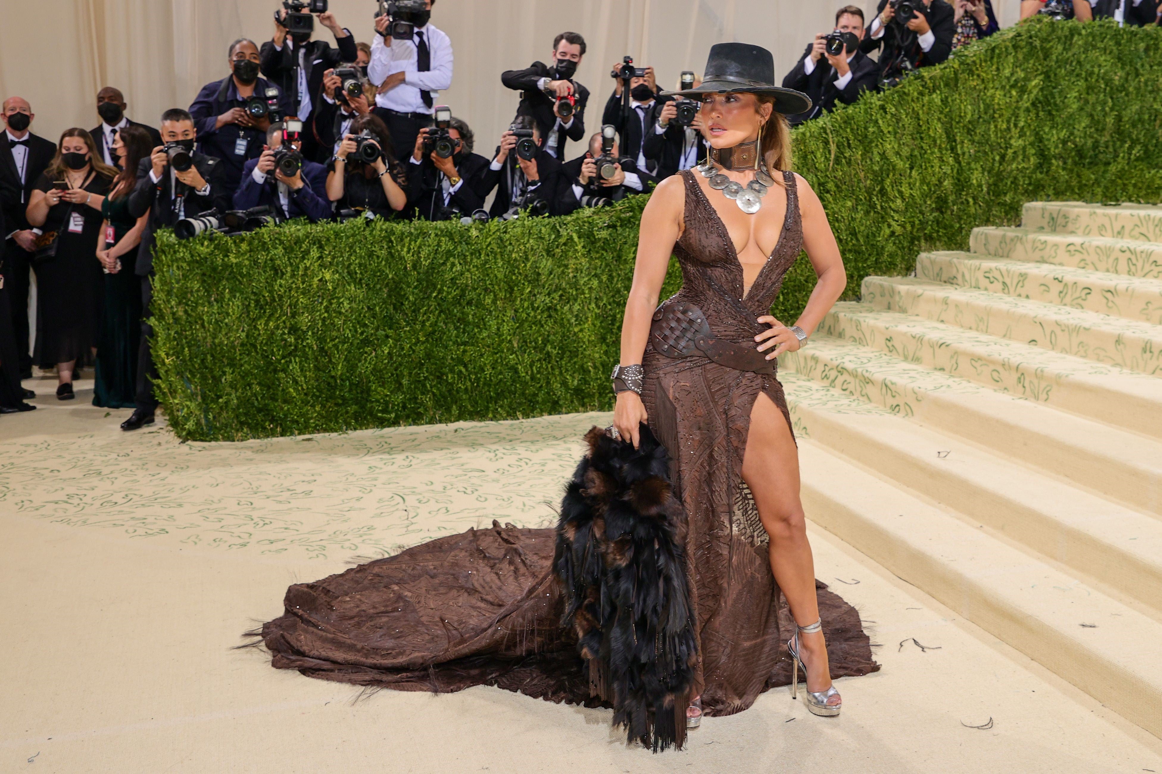 J.Lo homenajeo uno de los estilos más conocidos de Estados Unidos con su sombrero vaquero y su vestido café.