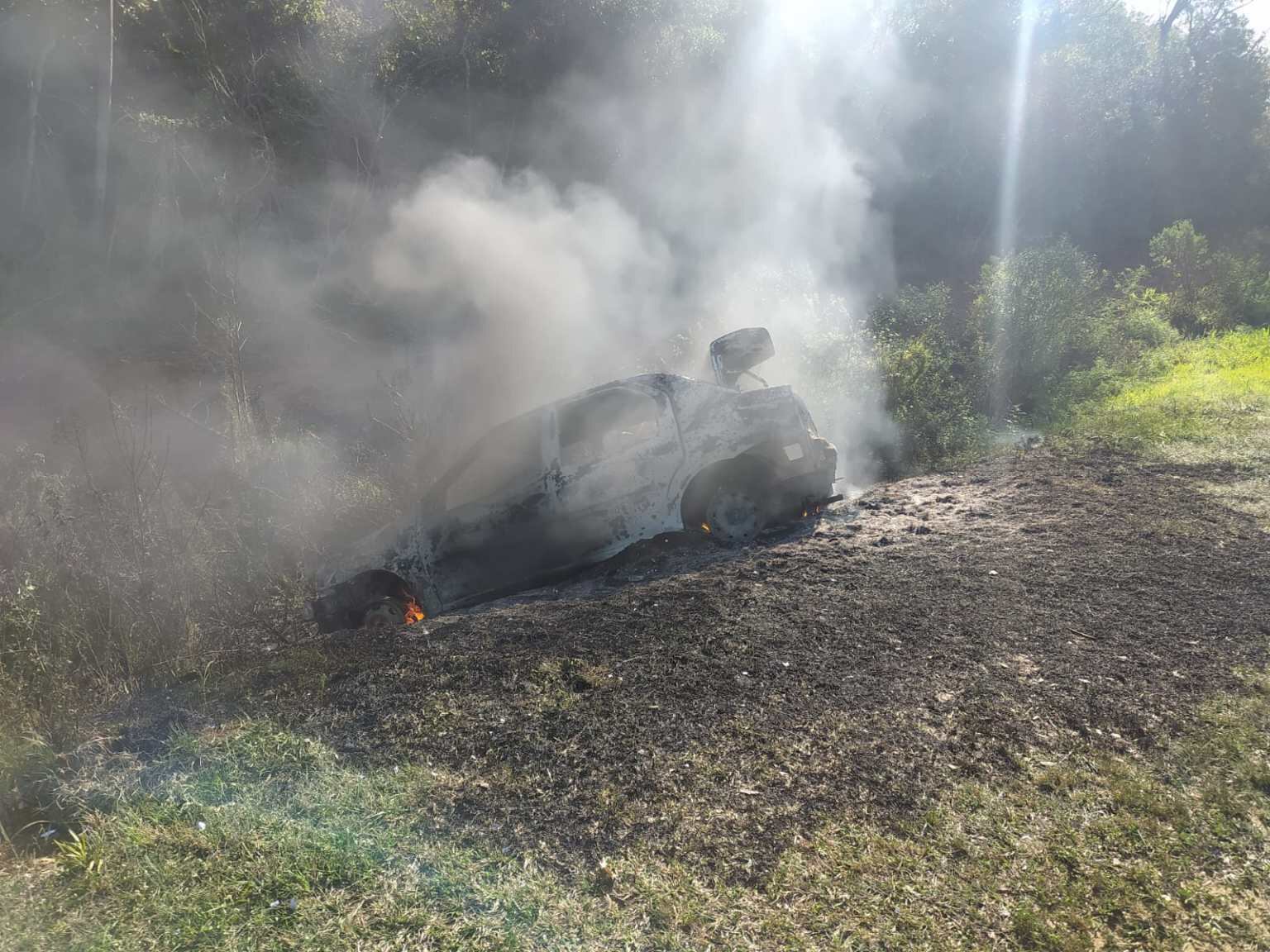 Circulaba con su automóvil cuando se incendió, incinerándose por completo.