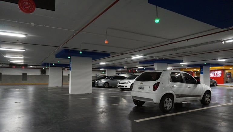 El auto había quedado en una parte del estacionamiento cerrado con una reja.