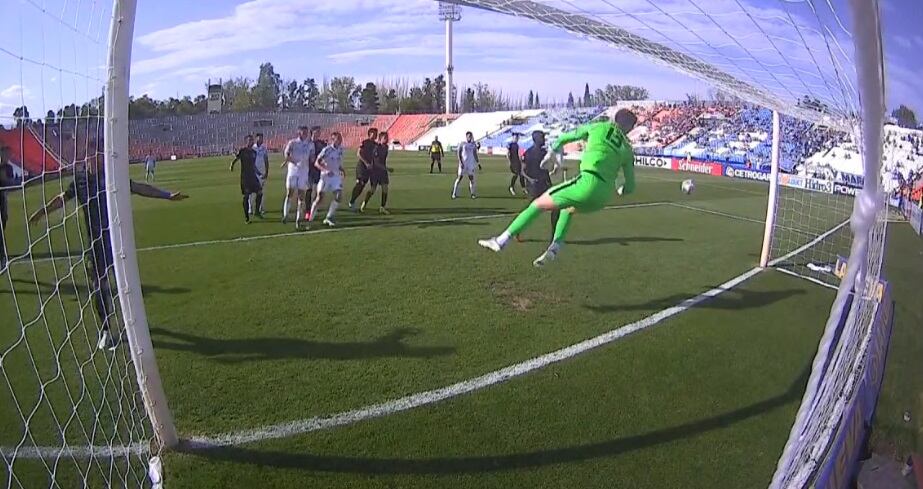 El arquero Augusto Batalla no puede impedir que el balón enviado desde el córner por Martín Ojeda se estrelle en el palo. En el rebote, Zapata envió al córner. Imagen de TV.
