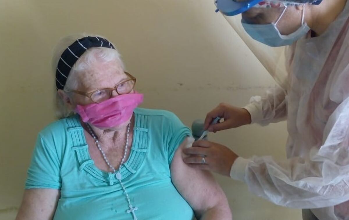 Santa Fe comienza a vacunar a mayores de 90 años contra el coronavirus