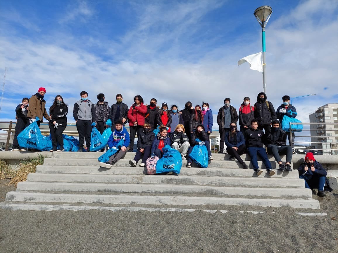 La limpieza de la playa se llevó a cabo con distintas instituciones educativas y distintas fuerzas de seguridad.