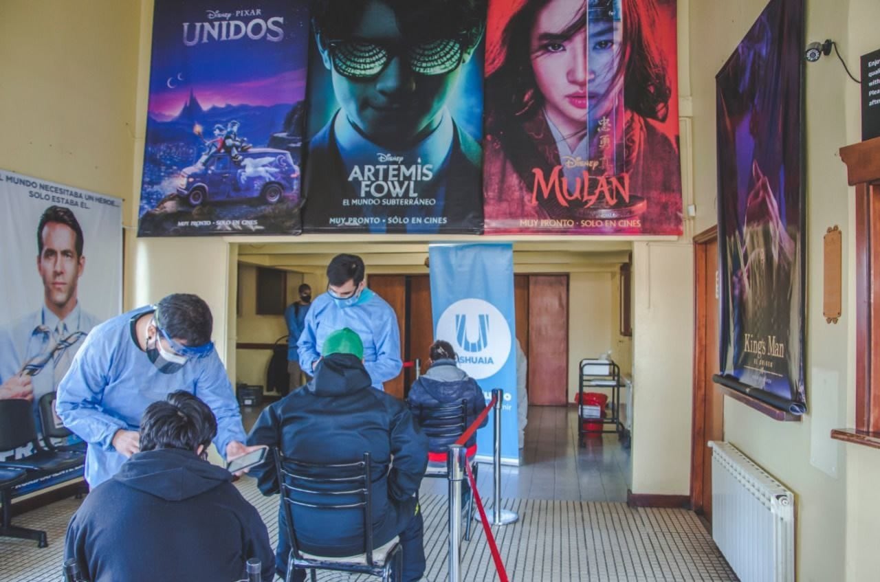 Los hisopados en el Cine Packewaia, se realizan en el hall de ingreso.