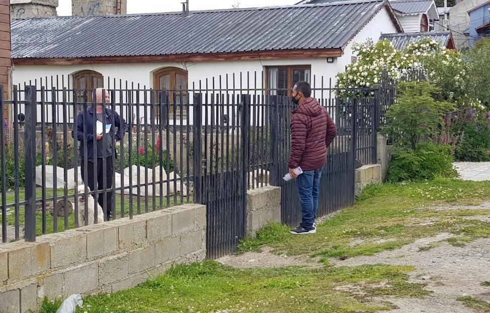 Personal del área de Atención al Vecino de la Municipalidad de Ushuaia recorrió el barrio Akawaia para recordar a los vecinos el día de retiro de residuos voluminosos.