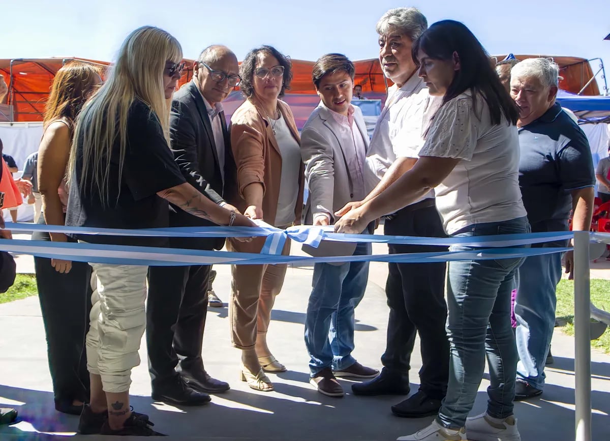 Con el simbólico corte de cinta se dejó inaugurada en Caimancito la Escuela de Configuraciones de Apoyo nº 16 "Emiliano Moyano".