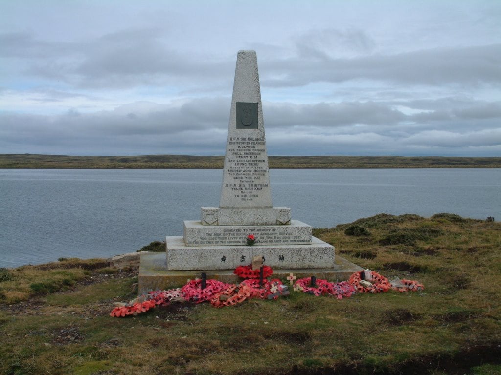 El monumento que recuerda a los caídos británicos en Bluff Cove. Se encuentra exactamente donde sucedió aquella triste jornada de 1982. 