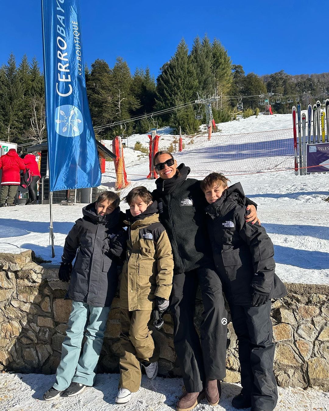 El impactante look de Pampita para disfrutar de la nieve en Cerro Bayo