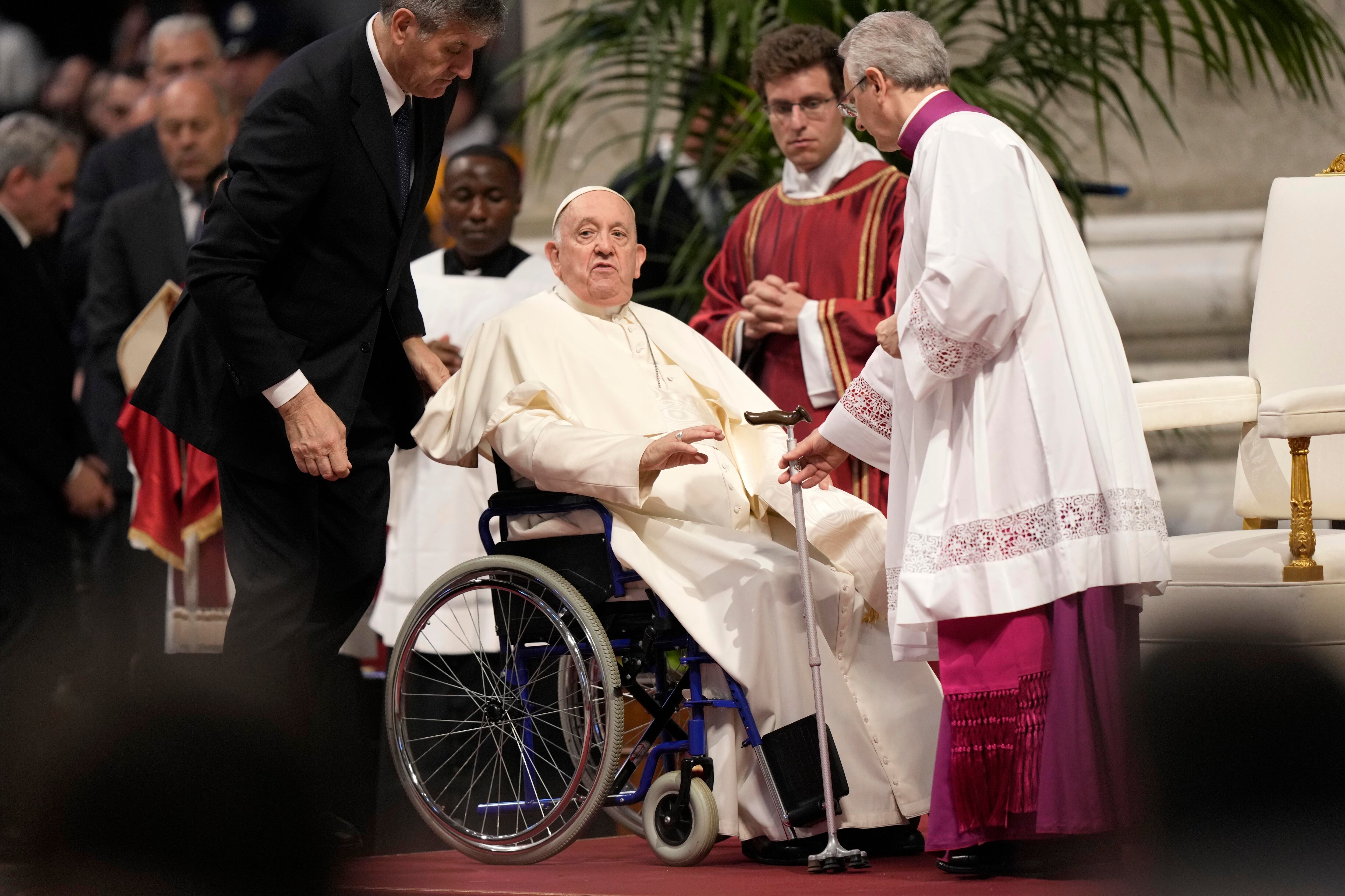 ARCHIVO - El papa Francisco sale de una misa de Pentecostés el domingo 28 de mayo de 2023, en la Basílica de San Pedro, en el Vaticano. (AP Foto/Andrew Medichini, archivo)