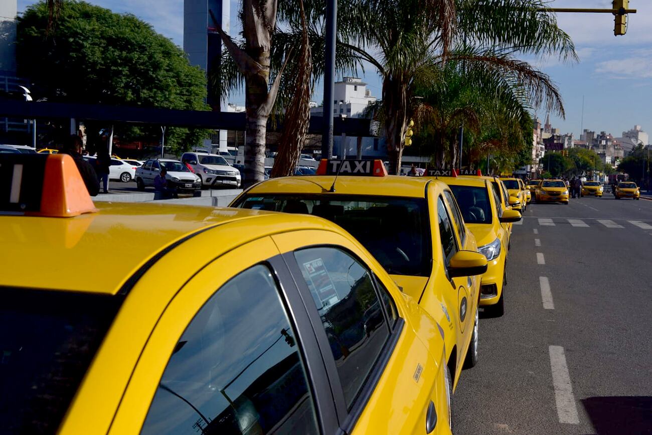 Taxistas protestan frente a la Terminal de Ómnibus de Córdoba. (José Gabriel Hernández / La Voz)