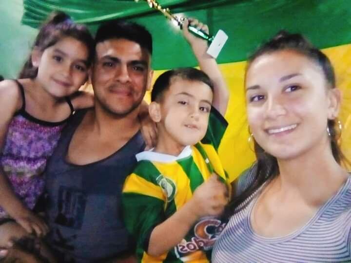 El delantero de Huracán posa con Melanie, su pareja y los hijos de ella Isaac y Mía.