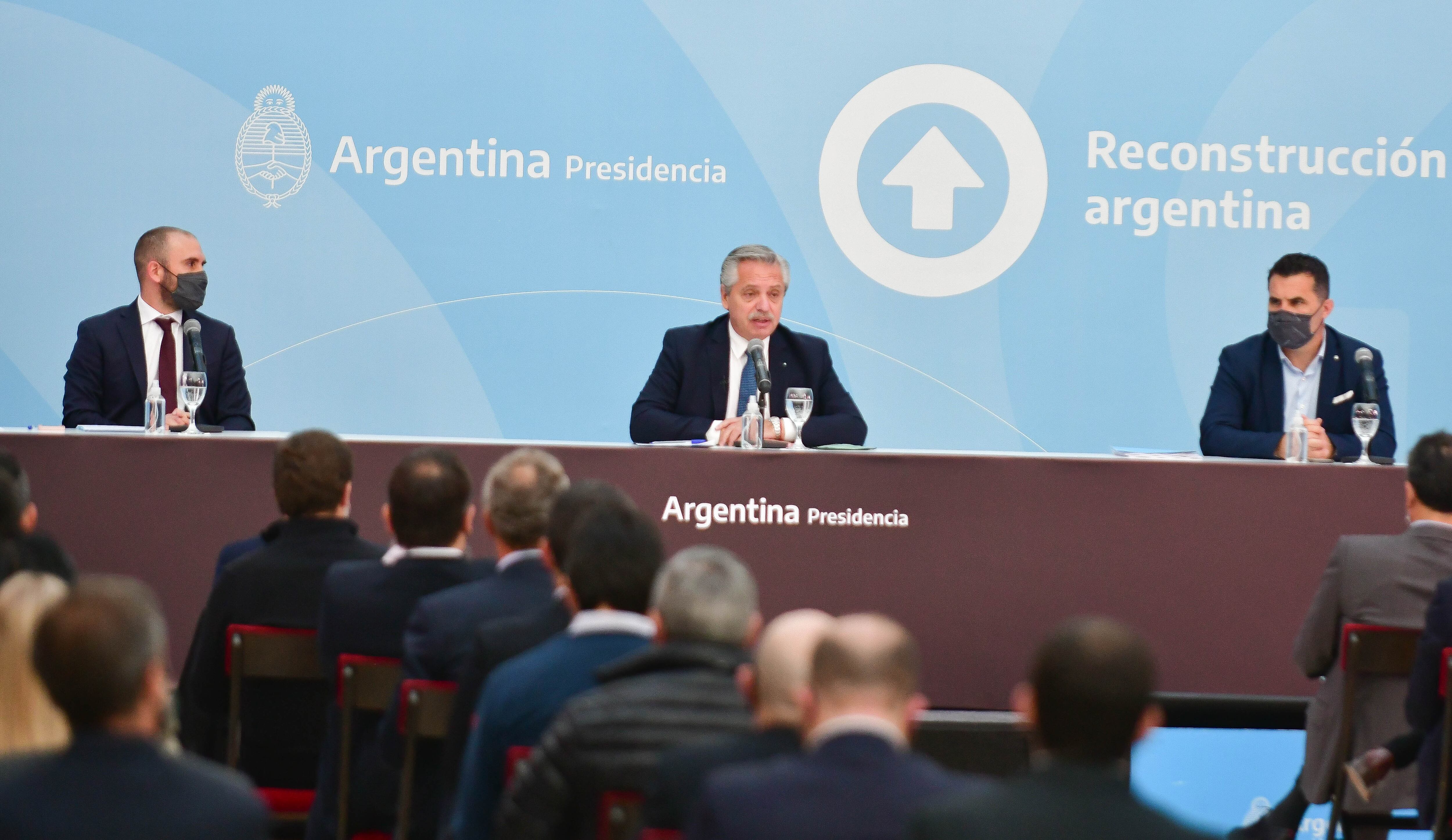 Martín Guzman junto Alberto Fernández y Dario Martinez  en Casa rosada durante un acto . Foto Federico LopezClaro