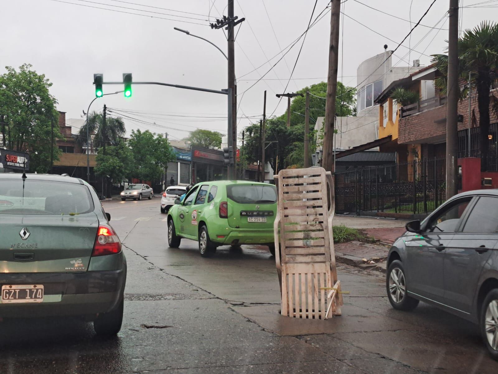 La lluvia en Córdoba de este miércoles dejó algunas postales muy particulares en las calles de la Capital. (Nicolás Bravo/La Voz)