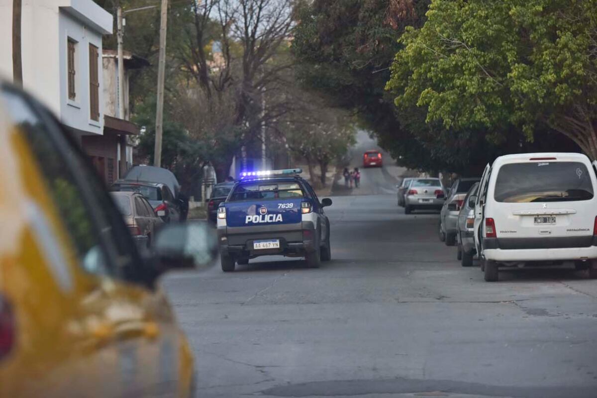 Robaron un auto con una anciana arriba en Córdoba: chocaron contra un árbol y la mujer está grave