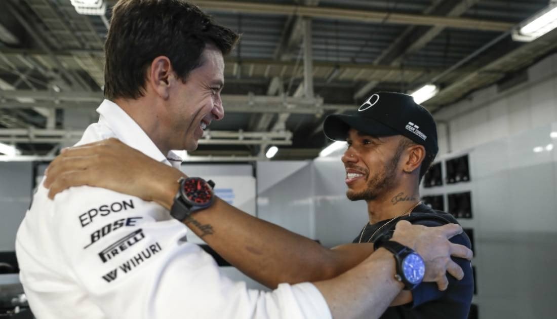 Toto Wolff y Lewis Hamilton seguirán juntos una temporada más. 