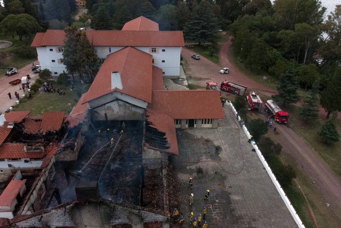 incendio
El Hotel 4 de la Unidad Turística Embalse se incendió este miércoles provocando importantes daños materiales en el lugar. El foco se concentró en el sector de cocinas y del comedor del establecimiento
nelson torres