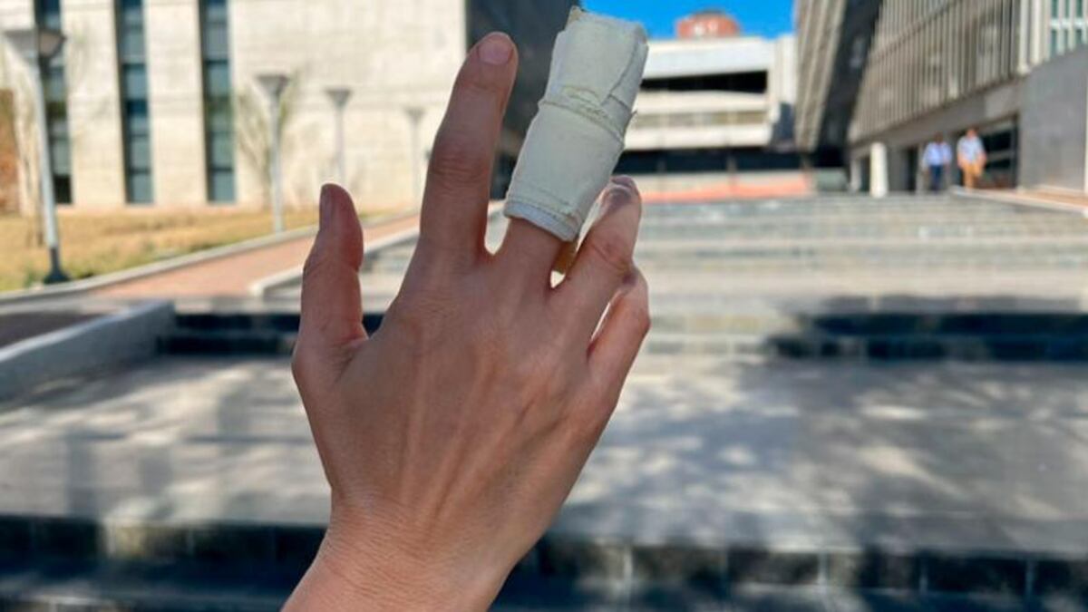 Inseguridad en Córdoba: la directora de un colegio fue asaltada y le quebraron un dedo