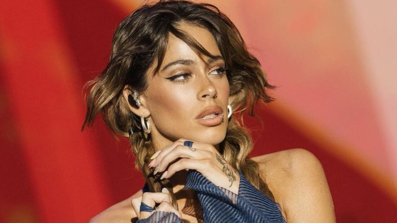 Falda a cuadras y mini top tejido: el infartante look de Tini que dejó sin palabras a sus fans