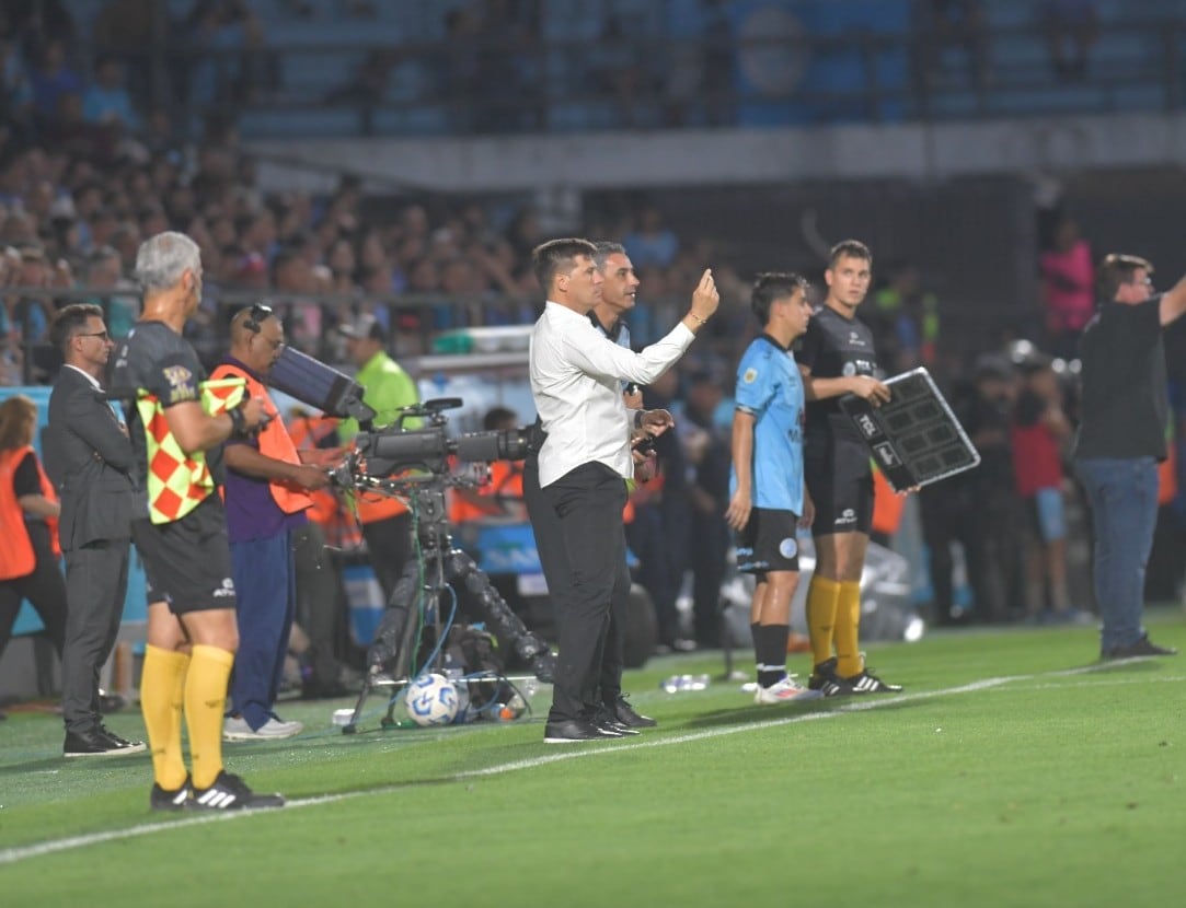 Fin de ciclo. La era de Juan Cruz Real como DT de Belgrano llegó a su fin tras la merecida derrota de local con Independiente Rivadavia de Mendoza en Alberdi. (Javier Ferreyra / La Voz)
=