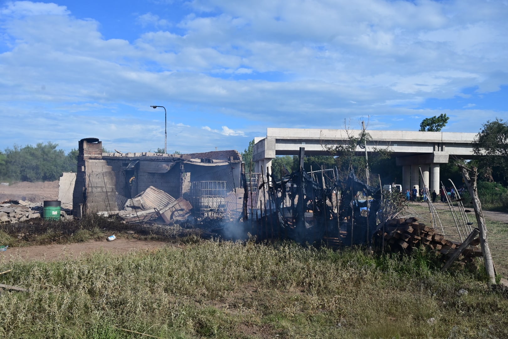 Explosión en Villa María. La onda expansiva afectó a algunas viviendas y dejó personas heridas. (La Voz)