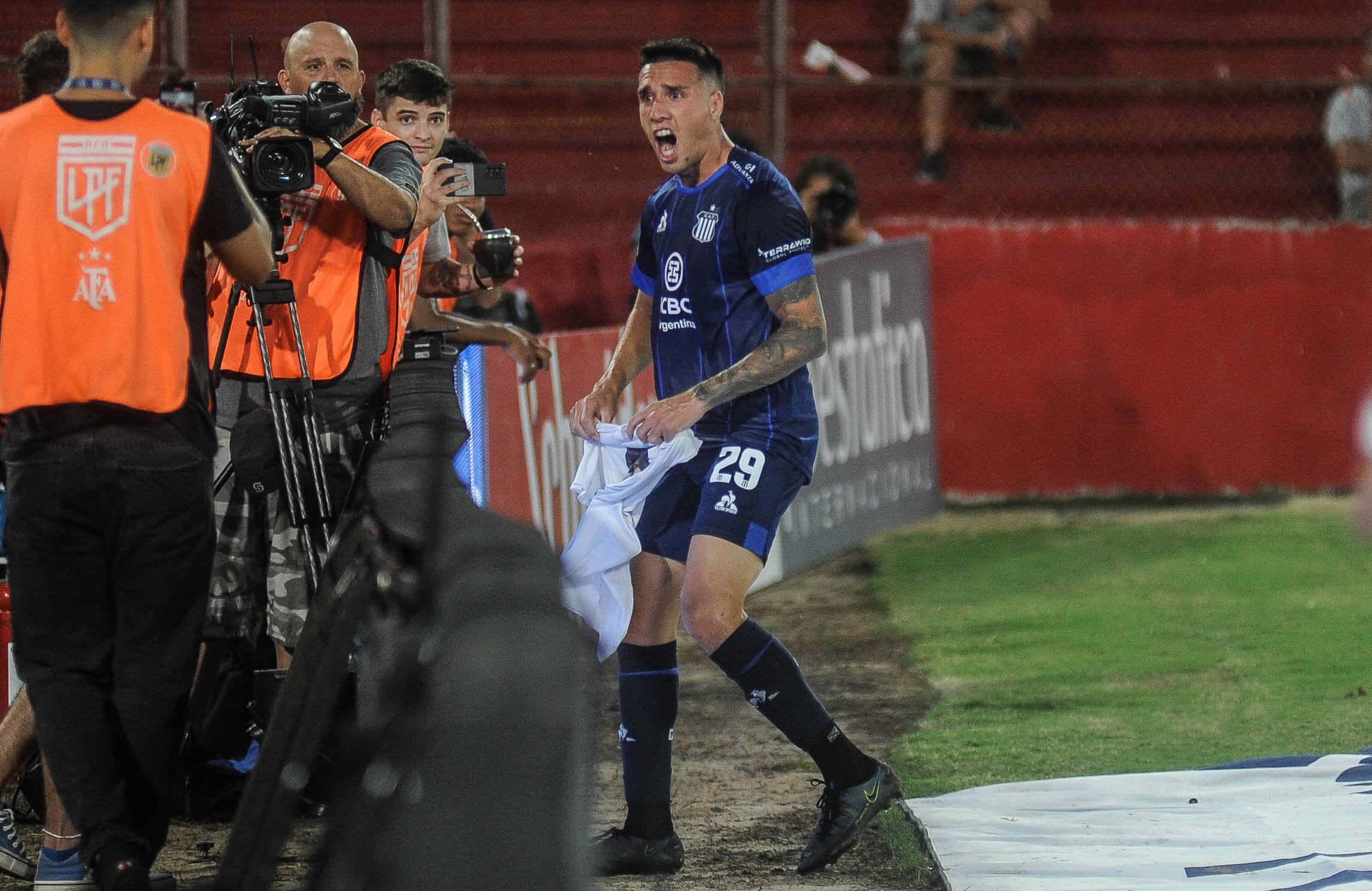 Gastón Benavídez marcó el empate 1-1 parcial de Talleres sobre Barracas Central. (Federico López Claro / La Voz)