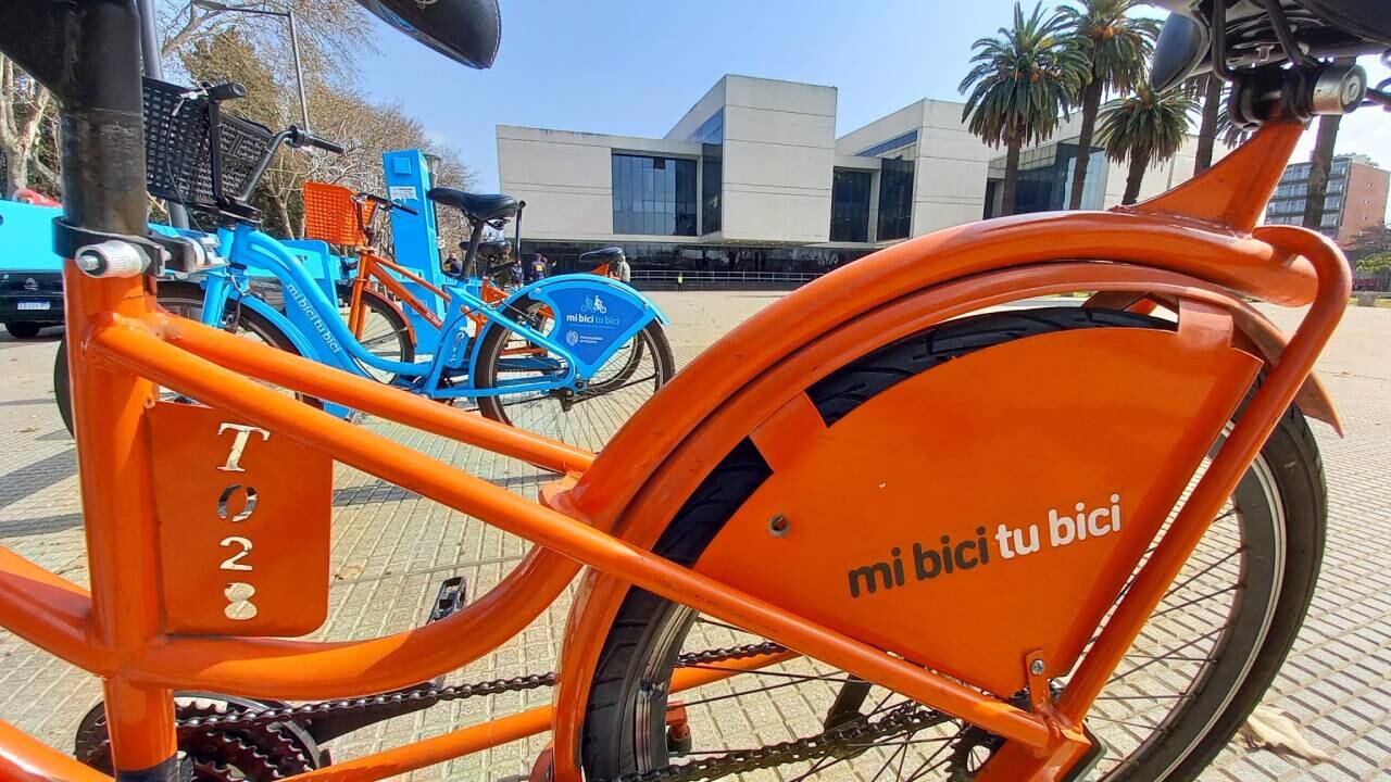 Una bicicleta pública recibió un balazo en el nuevo atentado contra el Centro de Justicia Penal de Rosario (@MauroYasprizza)