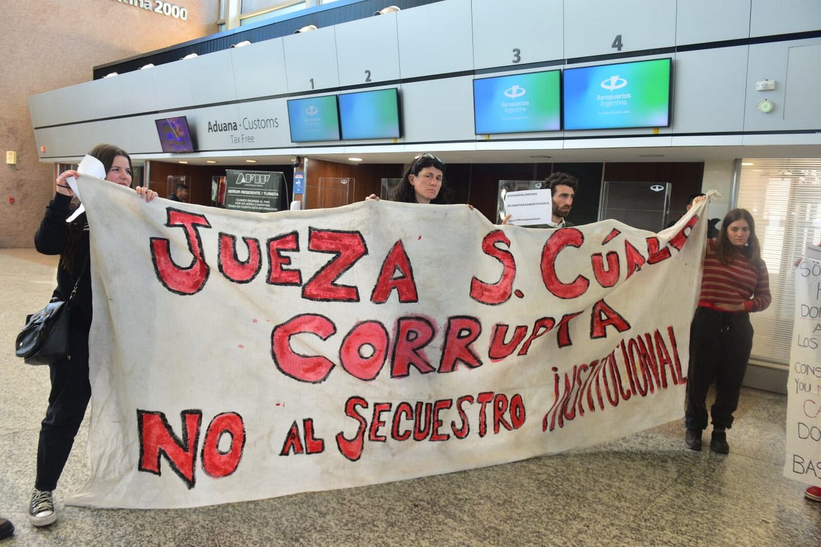 Protesta en el Aeropuerto contra la restitución de uno de los hijos de Constanza T. a su padre en Alemania.