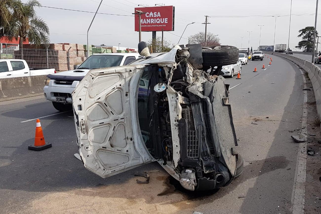 Vuelco de una camioneta sobre avenida La Voz del Interior, a la altura de avenida Japón, en Córdoba. (José Gabriel Hernández / La Voz)