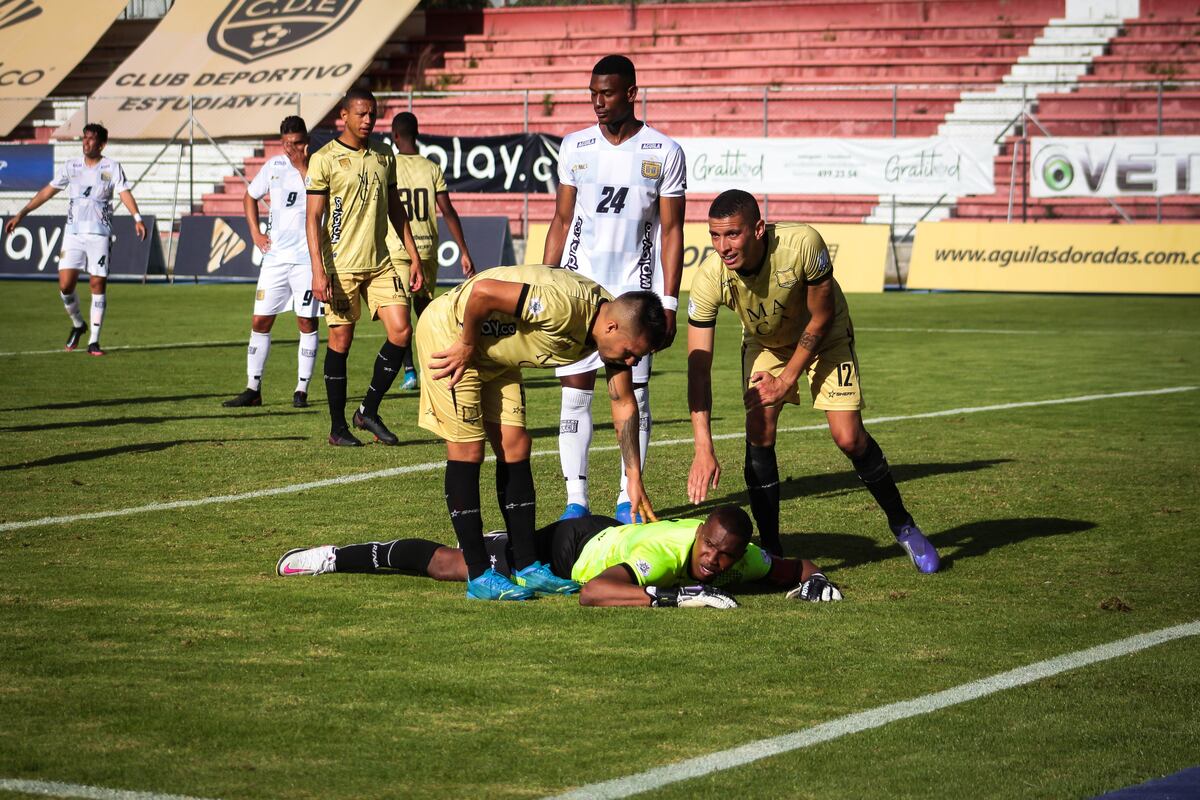 Por las bajas acumuladas por coronavirus y lesiones, un equipo colombiano jugó con siete jugadores