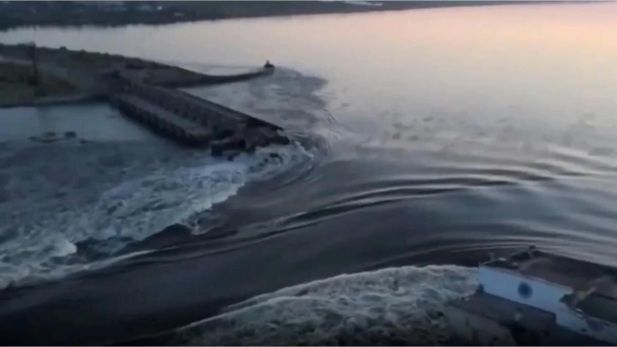 La represa de Kajovka luego de las detonaciones que destruyeron una parte de su infraestructura, inundando varias ciudaddes en torno al río Dniéper en el óblast de Jersón.