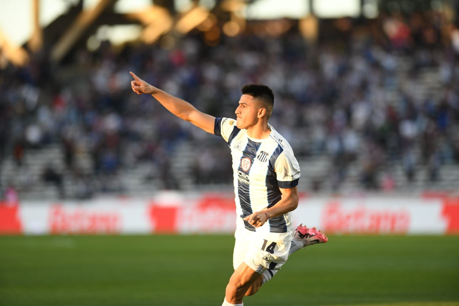 Alejandro Martínez apareció y puso el 1-1 para Talleres ante Defensa. (Facundo Luque / La Voz)