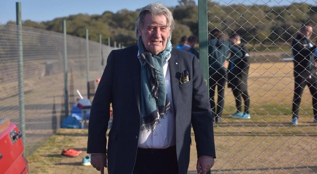 En su predio. Armando Pérez, en una de las visitas a Villa Esquiú. (Facundo Luque / Archivo)