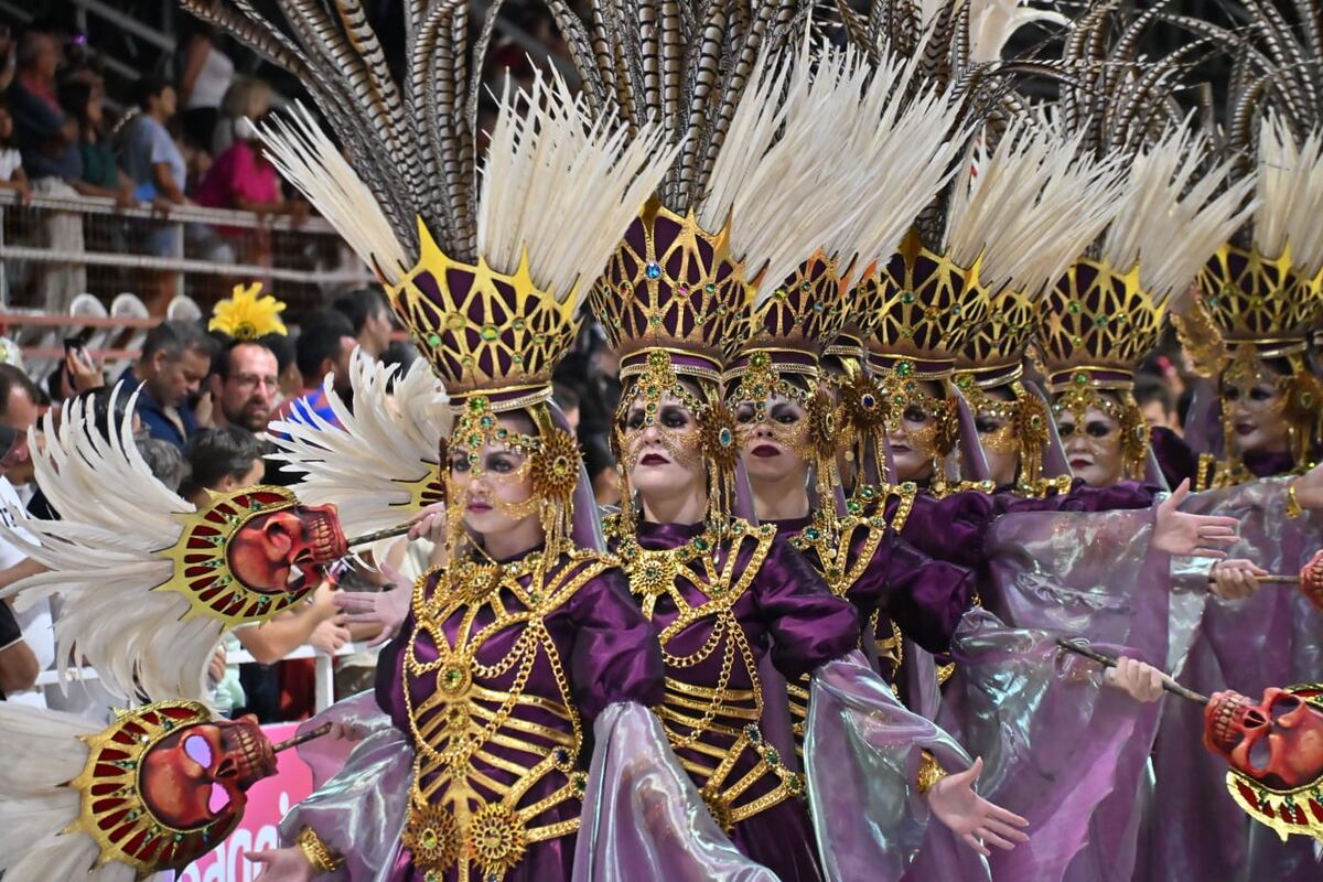 El Corsódromo estalló en una noche multitudinaria de la Fiesta Nacional del Carnaval del País