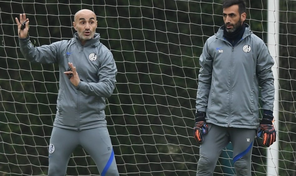 El flamante técnico de San Lorenzo, Paolo Montero junto al arquero mendocino Sebastián Torrico en plena práctica.