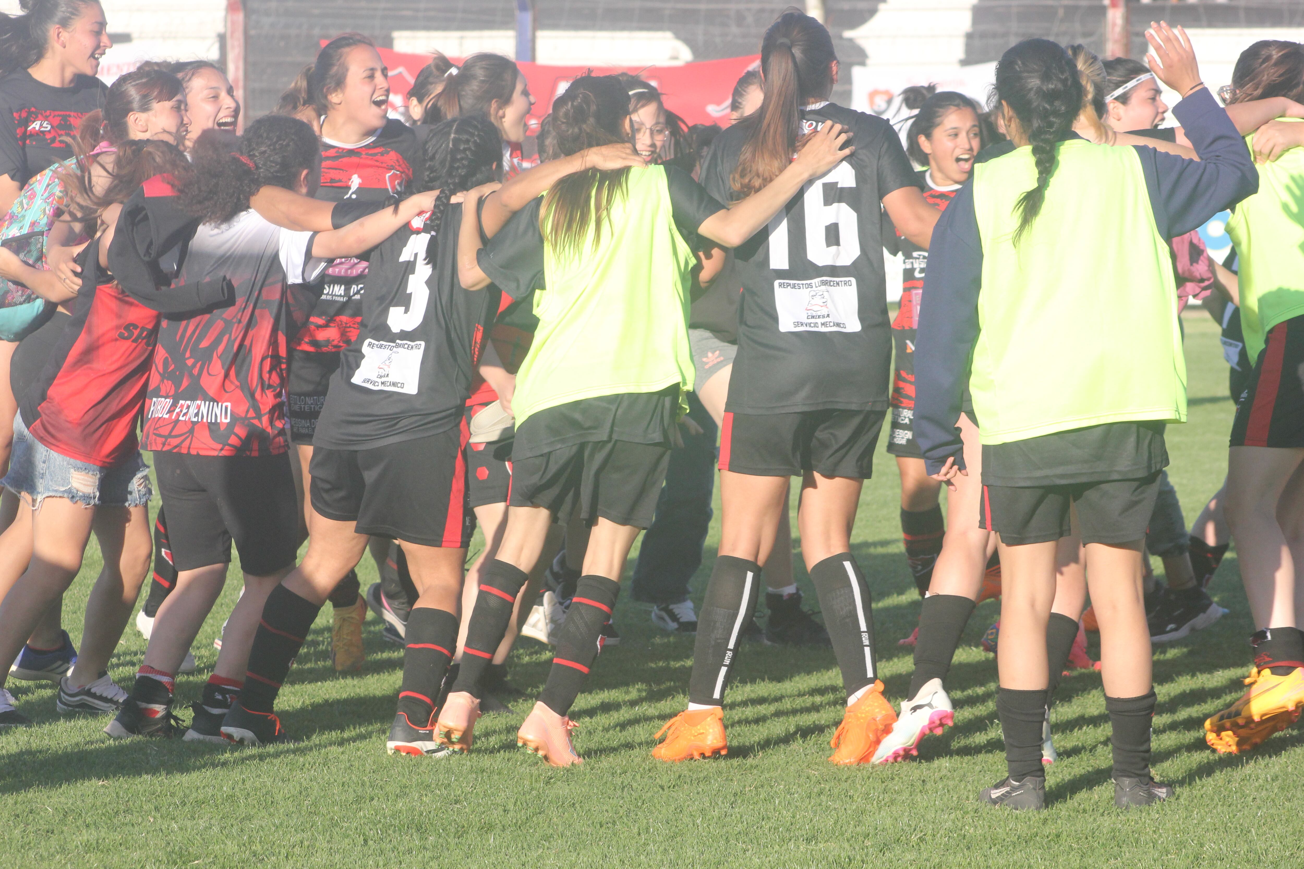 Sporting festeja su triunfo en el clásico puntaltense.