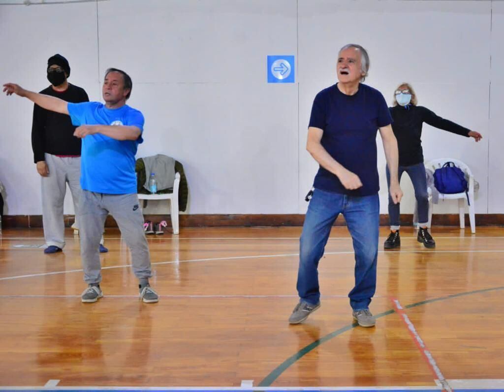 La actividad reunió a 50 personas mayores que participaron de clase de zumba y yoga y posteriormente compartieron una merienda.