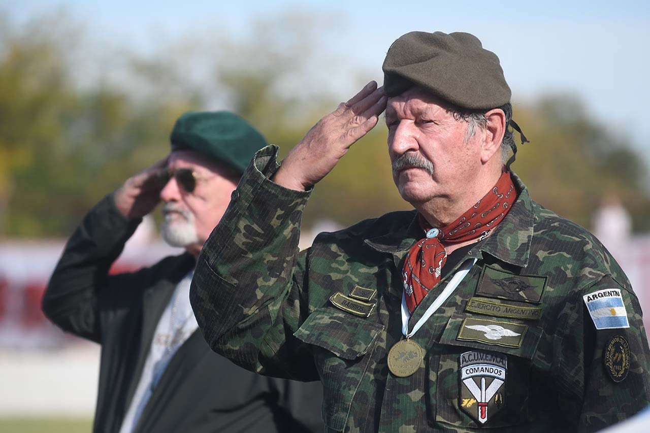 Emotivo y sentido acto se vivió en el homenaje a los veteranos de Malvinas en el estadio General San Martín, donde Huracán Las Heras y Ferro de General Pico (La Pampa) se enfrentaron por el Federal A.