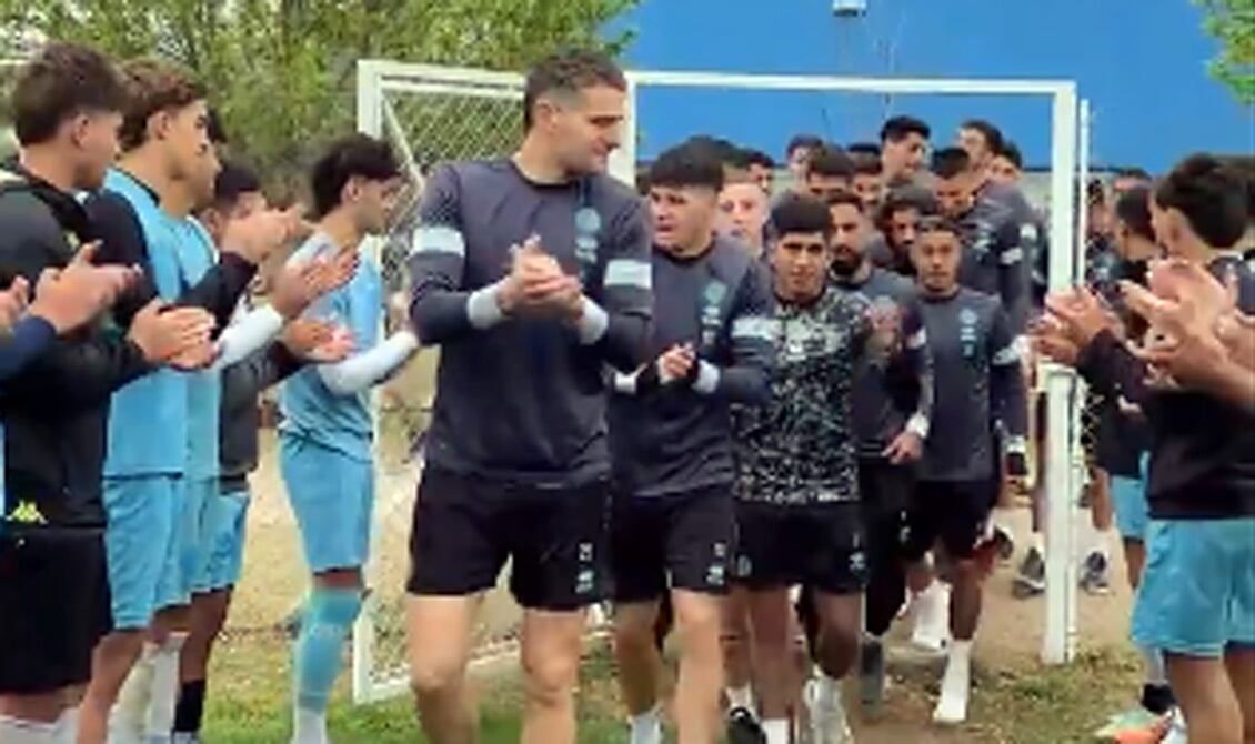 Vegetti y el resto del plantel fueron reconocidos por todos los chicos de las inferiores (Foto: CAB).