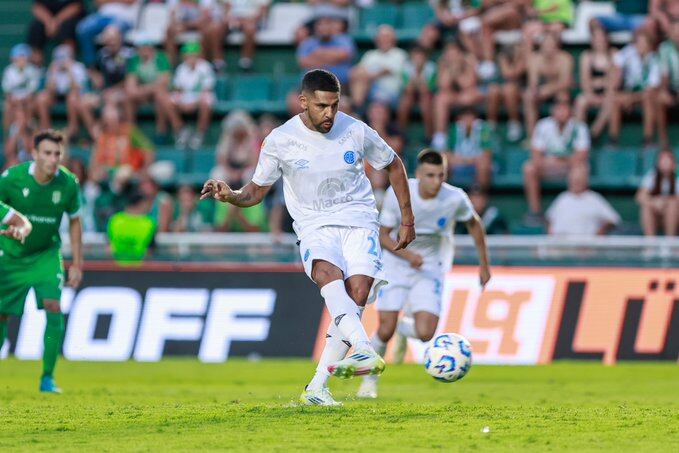 Jara marcó el penal del empate ante Banfield. (Prensa Belgrano).