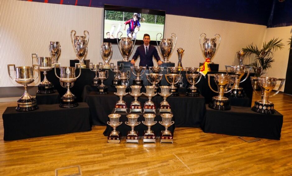 Lionel Messi junto a los 35 trofeos que levantó con el Barcelona.