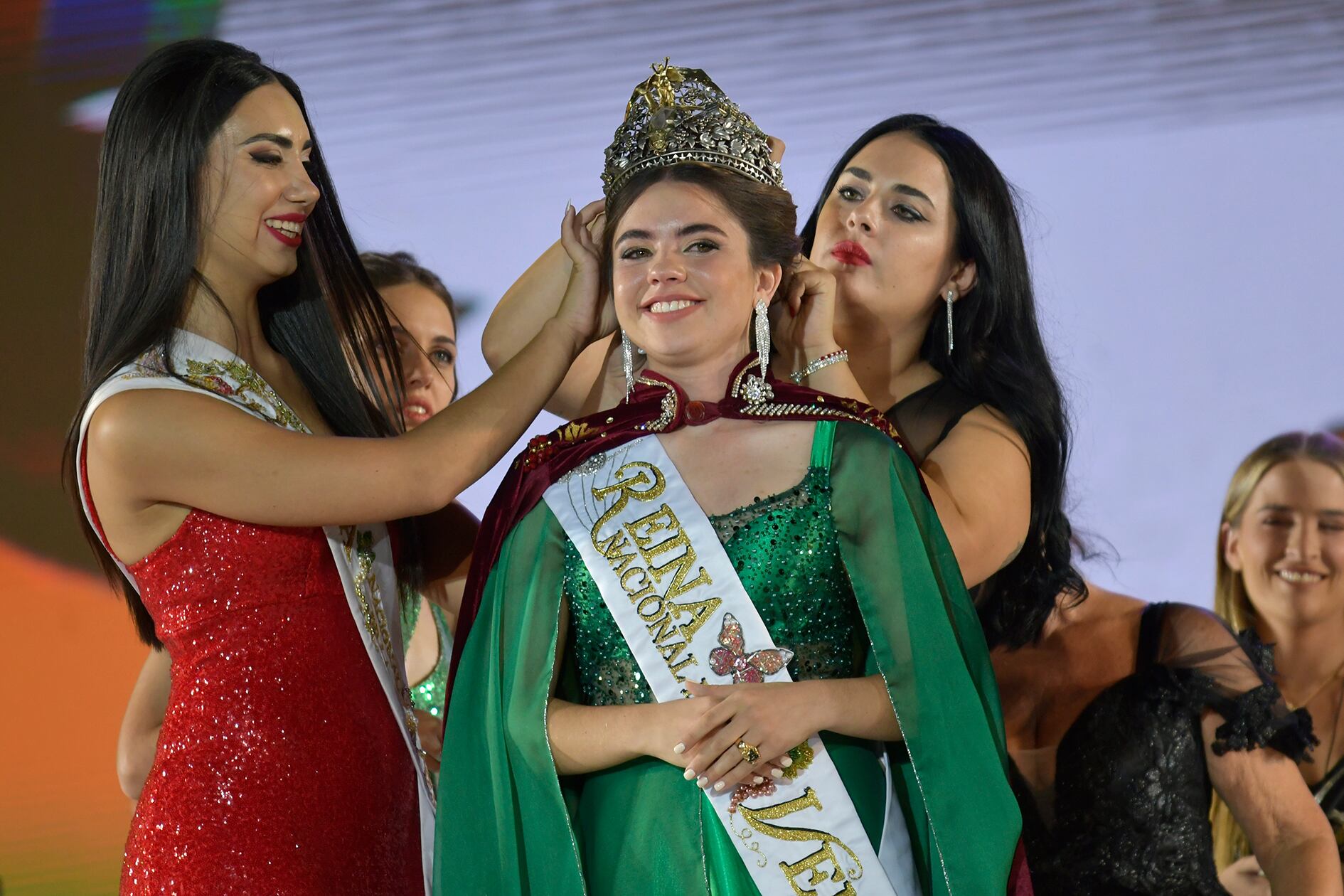 Ana Laura Verde, de La Paz, la nueva Reina Nacional de la Vendimia 
en el momento de la coronación en el Frank Romero Day. 