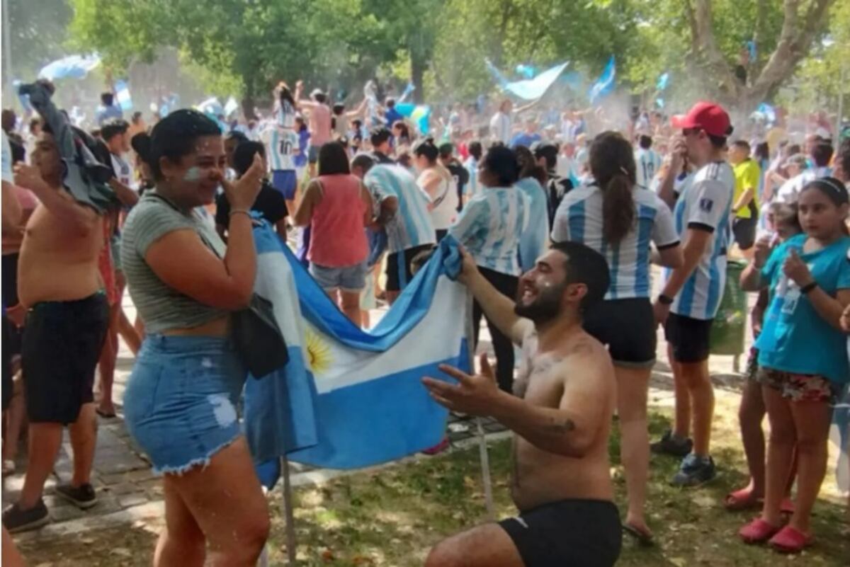 Zona de promesas: tatuajes, cortes de pelo y hasta un desnudo en plena 9 de julio para agradecer el campeonato