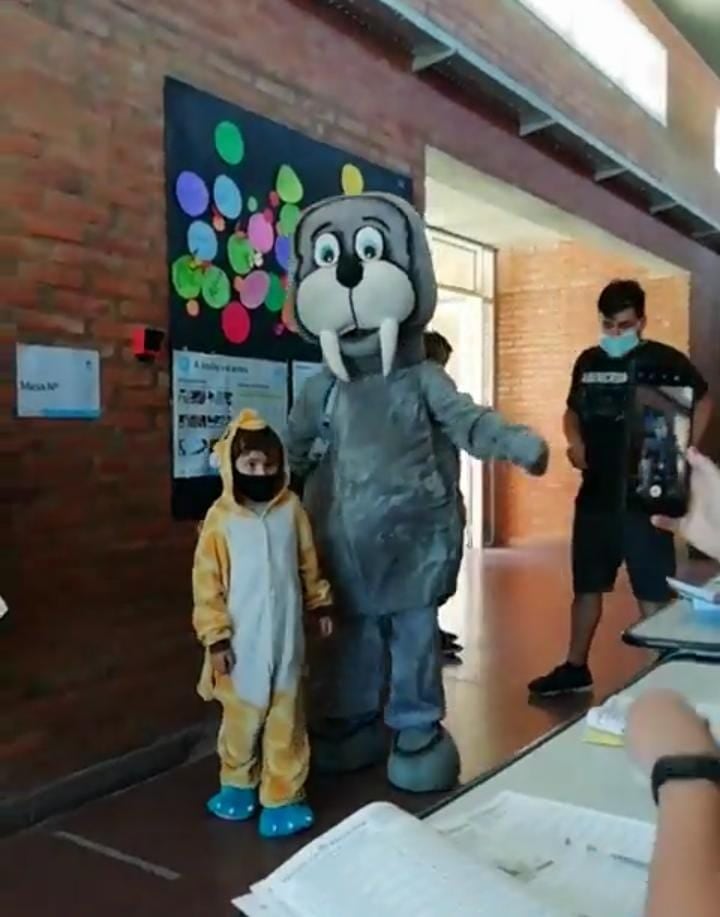 Padre e hijo disfrazados en Monte Maíz. (Video @PaoMottura)