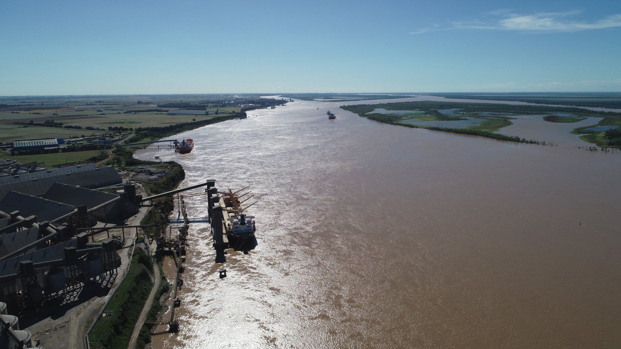 El Gobierno nacional asumió el control de la Hidrovía Paraná-Paraguay a través de la Administración General de Puertos (AGP).