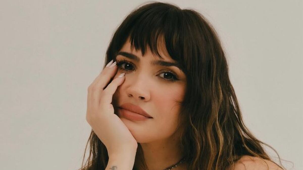 Celeste Cid posó en minifalda y blazer en una impactante producción de fotos