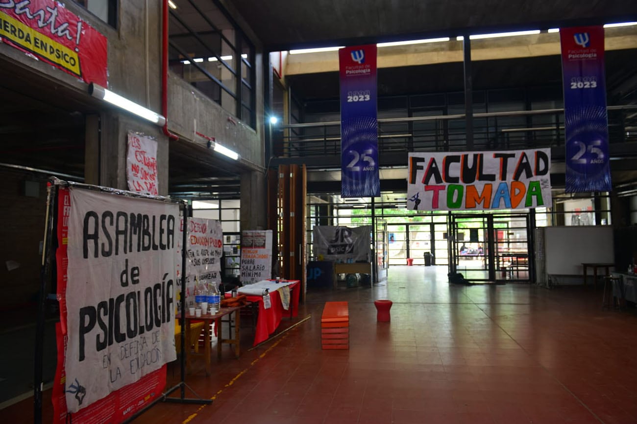 Paro universitario. Clase pública en la Facultad de Psicología tras el veto. (Nicolás Bravo / La Bravo)