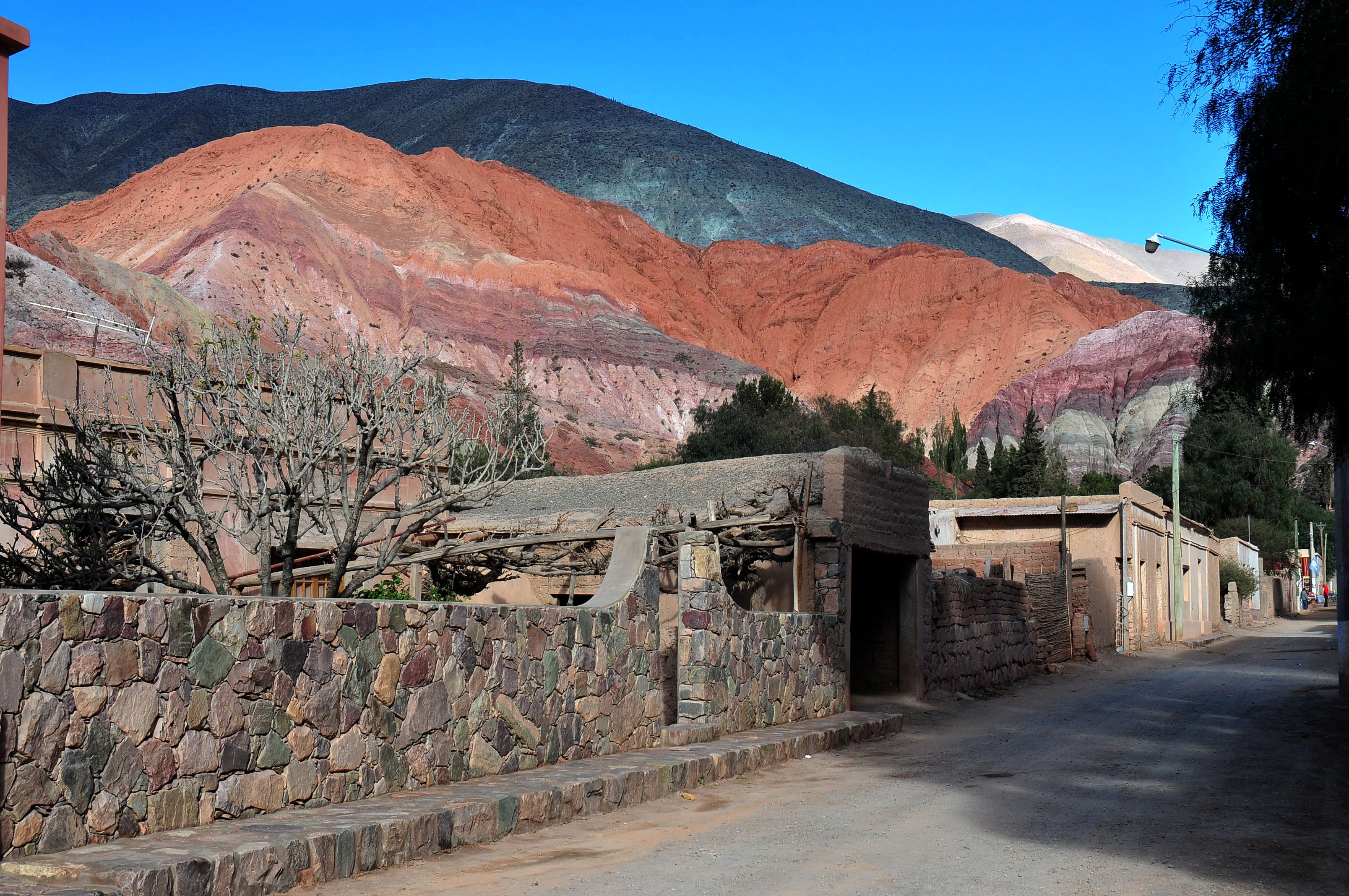 Pueblos de Jujuy que parecen detenidos en el tiempo ofrecen múltiples sensaciones a los ojos y sentidos del viajero, como los colores y la gastronomía de Purmamarca.