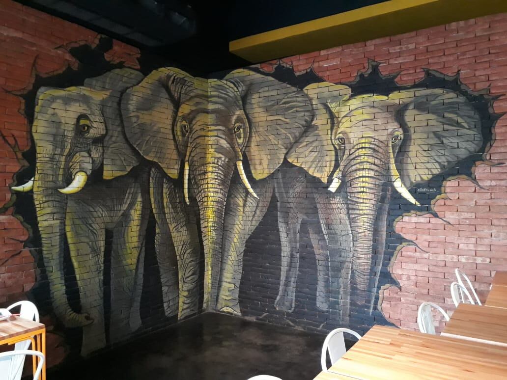 En África- Tokio bar. La artista cordobesa radicada en Merlo agradece a los vecinos que siempre han valorado su arte desde su comienzo.