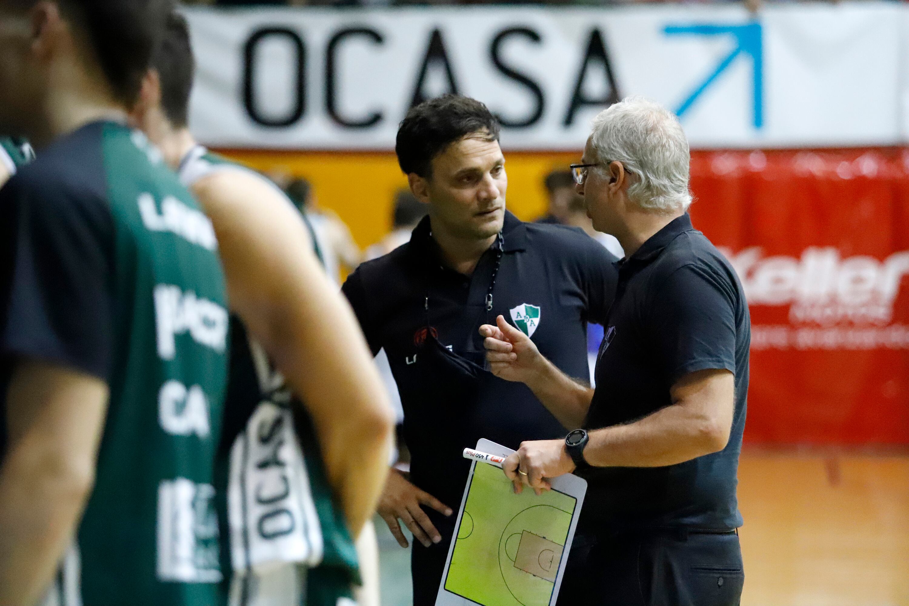 Bruno Lábaque completó su primer partido como dupla técnica con Claudio Arrigoni en la victoria de Atenas ante Hispano. (Germán Ruiz / Prensa Atenas)