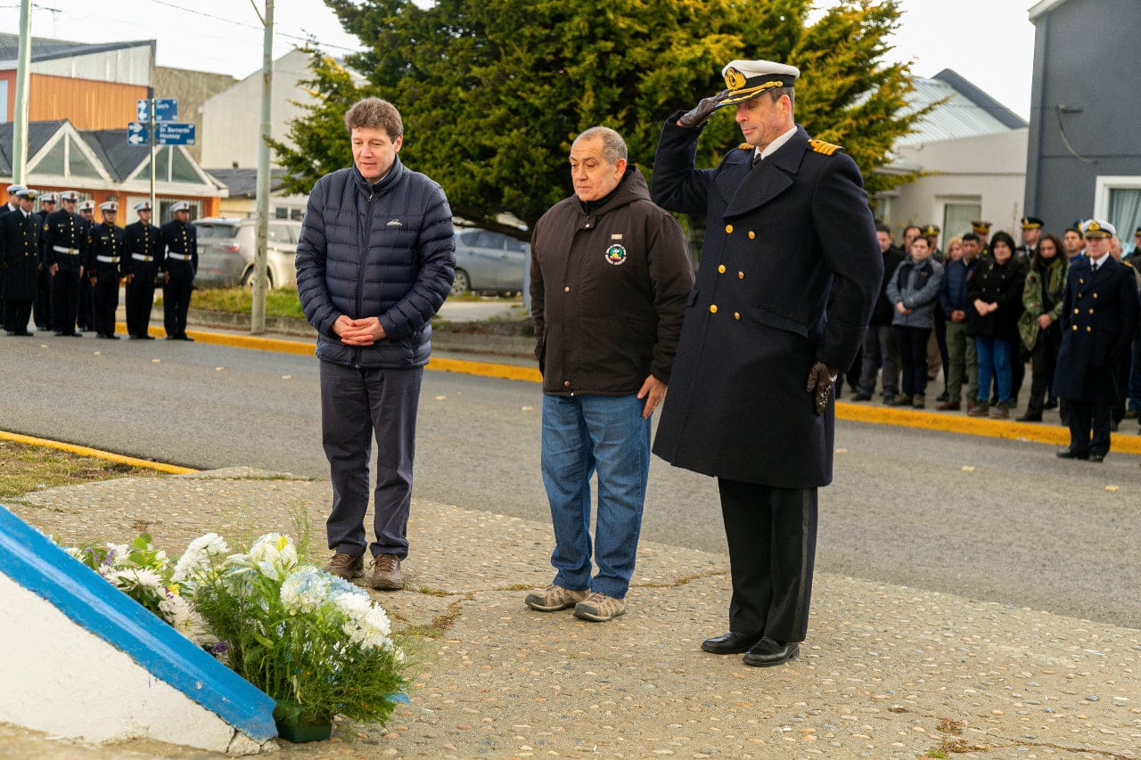 Gobernador Gustavo Melella, VGM Raúl Villafañe y Capitán Pons. (Río Grande).