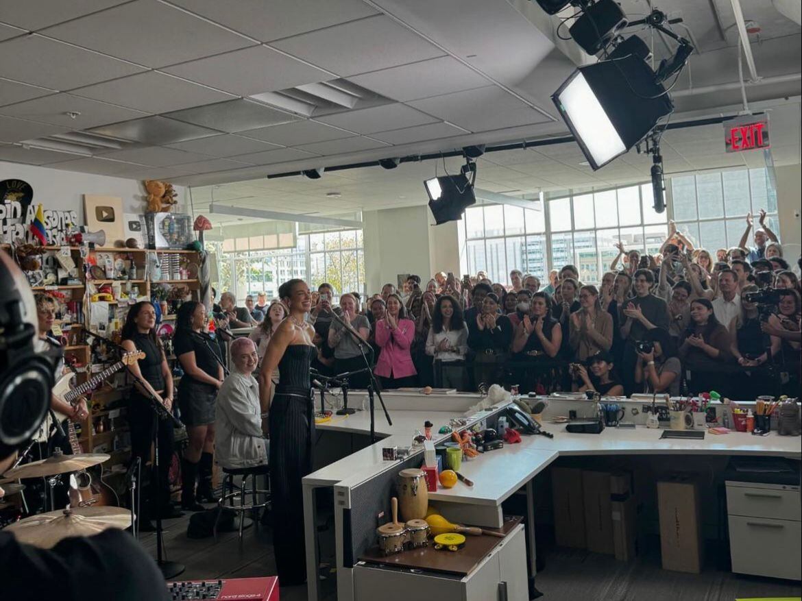 Dua Lipa presentando su Tiny Desk.